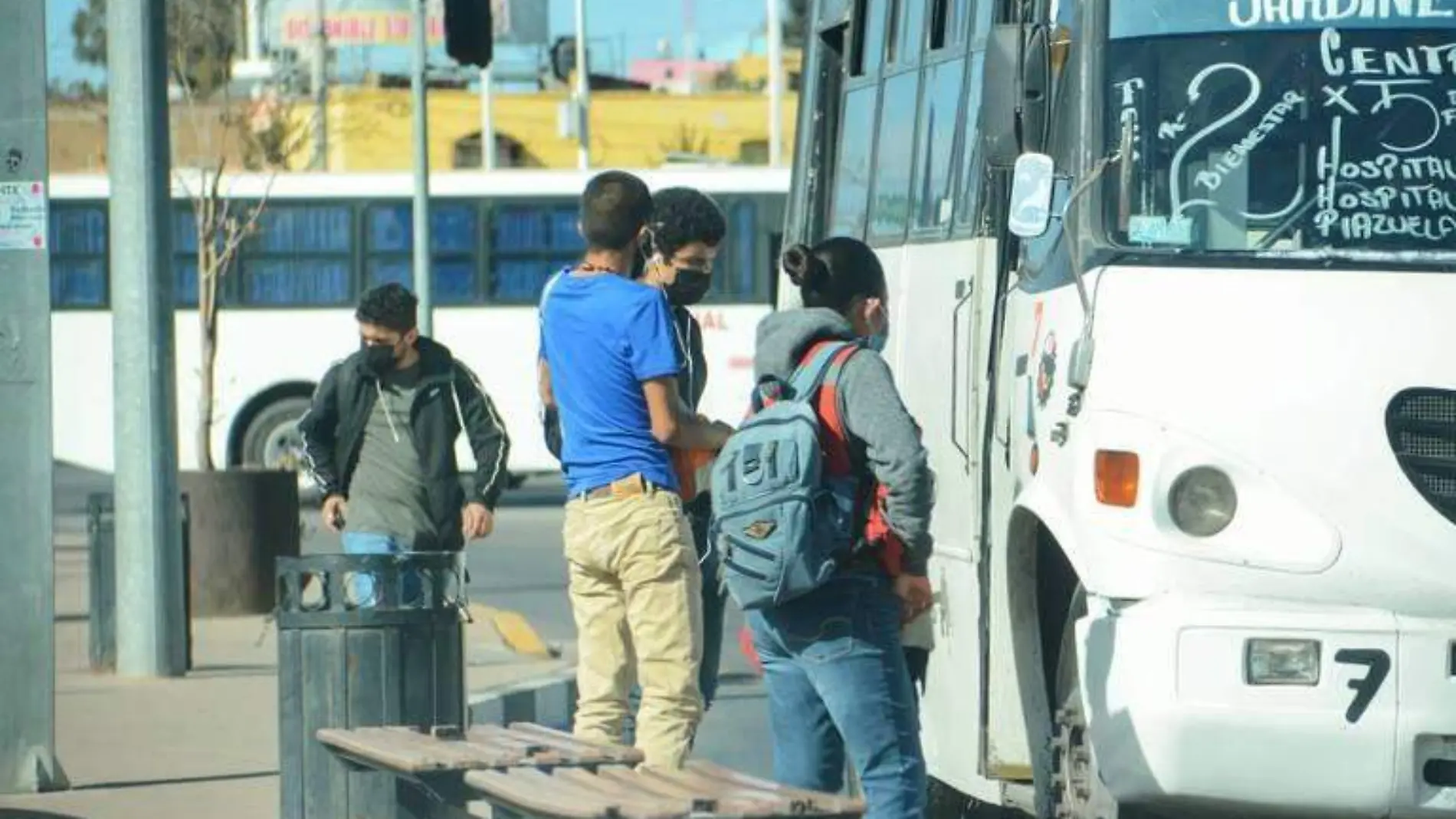 Autobús circula por la ciudad de Durango